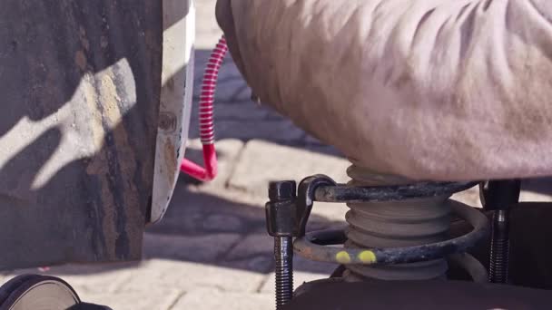 汽车胎面空气囊收缩前减振器的力学置换 — 图库视频影像
