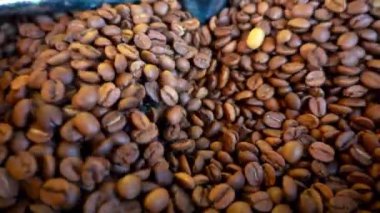 Kahve Fasulyeleri Roaster Görüntülerinde Dönüyor.