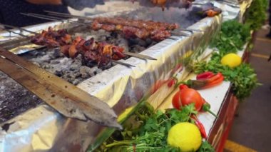 Açık Ahşap Kömür Ateşinde Izgara Et Pişirme.