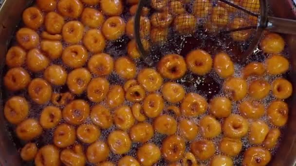 油炸豆子与油炸豆子混合的顶视图 — 图库视频影像