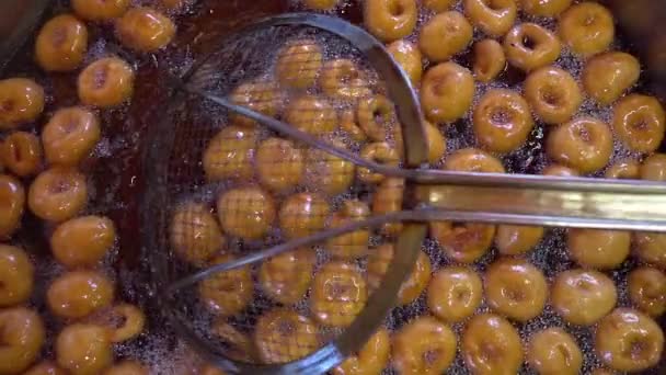 Kızarmış Doughlarla Colander Üst Görünümünü Kapat — Stok video