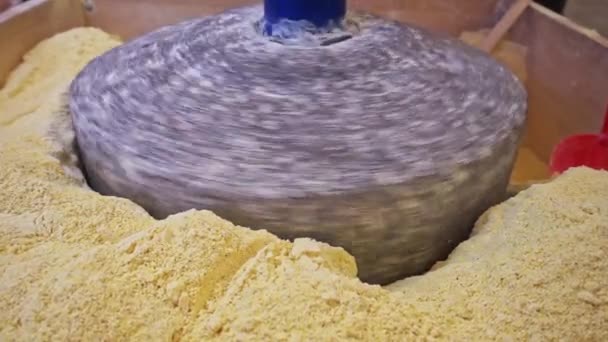 Moinho Pedra Pilha Farinha Milho Feito Para Venda Mercado — Vídeo de Stock