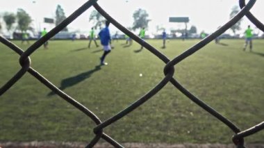 Futbol oyuncuları öğleden sonra 2 'de futbol sahasında antrenman yapıyor.