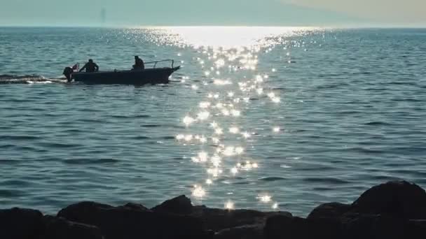 Barco Pesca Flutuando Costa Tarde Com Brilho Solar — Vídeo de Stock