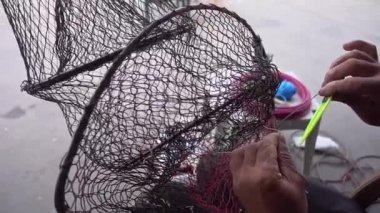 Balıkçı, Denizcideki Katlanan Balık Kapanı Ağı 'nı Onardı.