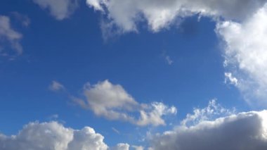 Pofuduk Beyaz Bulutlar Mavi Gökte Hareket Ediyor.