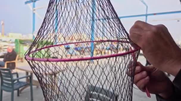 Balıkçı Denizcideki Katlanan Balık Kapanı Ağı Onardı — Stok video