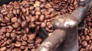 Taze kavrulmuş kahve makinesi çalışıyor.