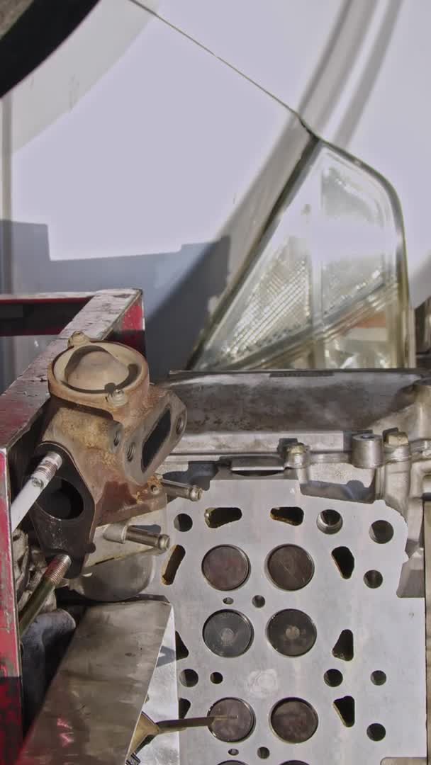 故障汽车拆卸阀门盖和拆卸部件 — 图库视频影像