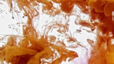 Soyut mürekkep su dokusunda yayılır.