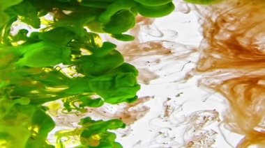 Soyut mürekkep su dokusunda yayılır.