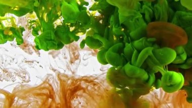 Soyut mürekkep su dokusunda yayılır.