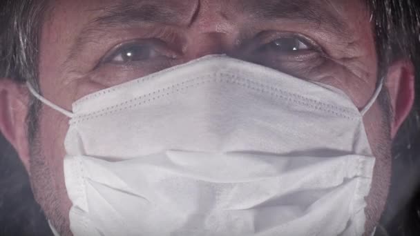 Dolly Ujęcie Starszego Mężczyzny Masce Chirurgicznej Patrząc Kamerę Przez Dym — Wideo stockowe