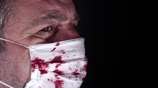 Primo Piano Uomo Anziano Una Maschera Chirurgica Con Sangue Rosso — Video Stock