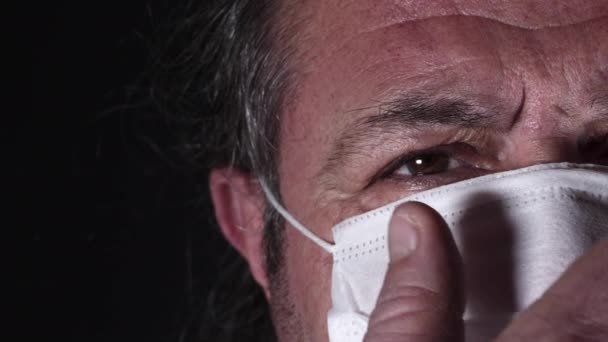 Dolly Girato Anziano Uomo Chirurgia Maschera Guardando Camera Filmato — Video Stock