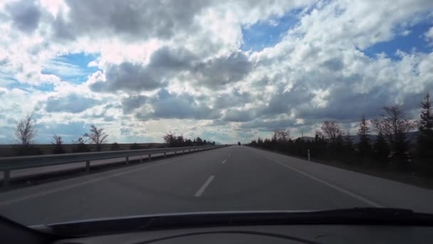 車の中曇りの空と高速道路の映像 — ストック動画