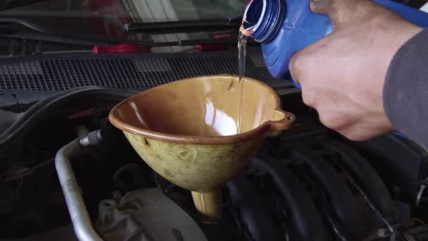 Tamir Atölyesindeki Arabaya Yeni Motor Yağı Dökülüyor — Stok video