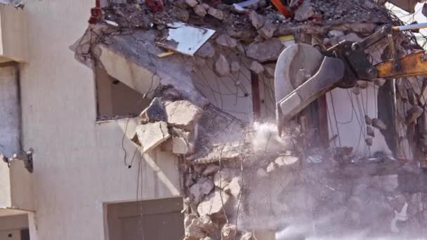 Nahaufnahme Des Abrisses Von Gebäuden Mit Baggerschaufeln — Stockvideo