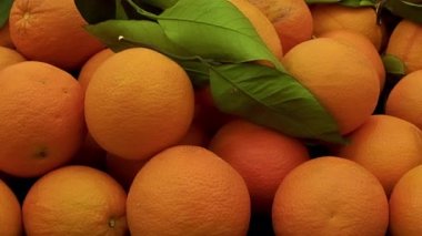 Market standındaki Taze Portakallar Yığını.