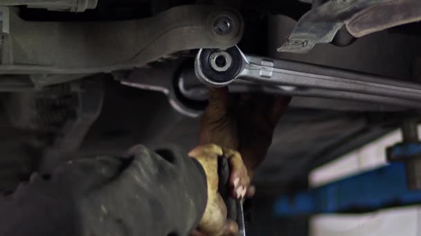 更换维修车间内的汽车底盘悬挂臂 — 图库视频影像