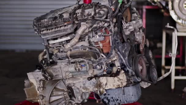 Vadný Motor Odstraněn Auta Demontované Auta Opravně Záběry — Stock video