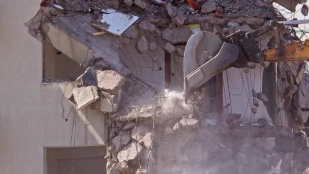 Momento Demolição Edifício Com Filmagem Escavadeira Disjuntor Coluna — Vídeo de Stock