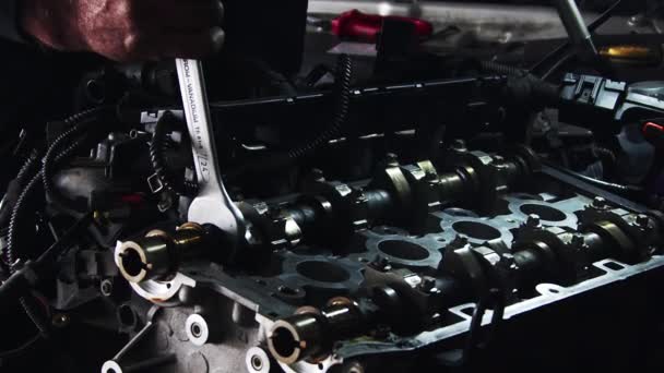 Handschussmechaniker Repariert Den Zylinderkopf Eines Automotors Mit Einem Schraubenschlüssel — Stockvideo