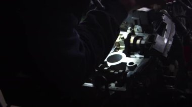 El Vurma Makinesi Ustası Bir Araba Motorunun İçini Kontrol Ediyor.