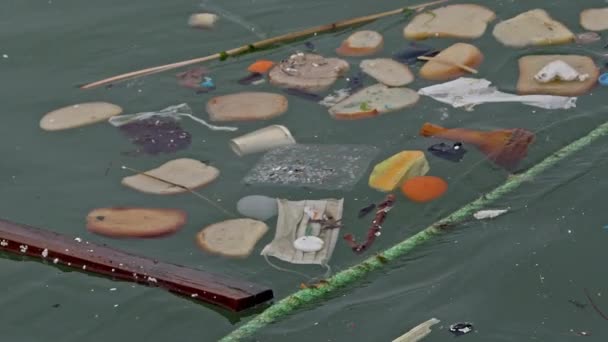 被人扔在沙滩上的海洋垃圾有毒海水足迹 — 图库视频影像