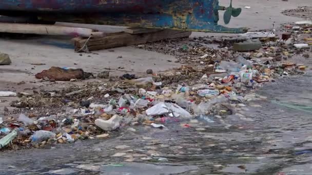 被人扔在沙滩上的海洋垃圾有毒海水足迹 — 图库视频影像