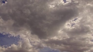 Gri Temiz Kümülüs Bulutları Gökte Hareket Ediyor