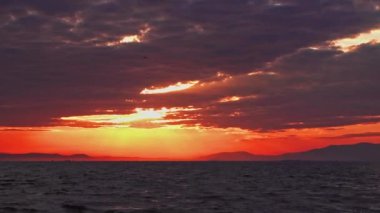 Kızıl Alacakaranlık Denizi Günbatımı ve Deniz Dalgaları Dalgaları Görüntüleri.