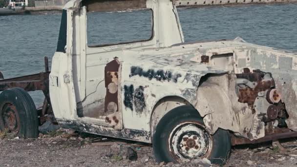 Ruinas Ruinosa Camioneta Oxidada Junto Las Imágenes Del Mar — Vídeo de stock