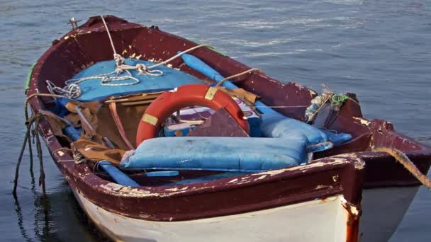 Cubierta Barco Pesca Madera Vieja Mar Azul — Vídeo de stock