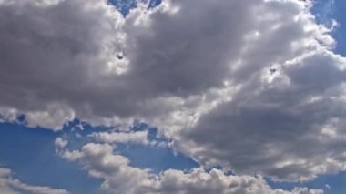 Parlak Kümülüs Yağmurlu Bulutlar Gökte Hareket Ediyor.