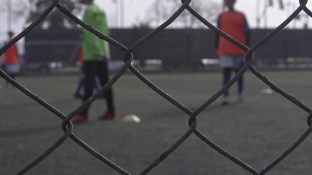 Dolly Shot Entraînement Football Derrière Clôture Métal Footage — Video