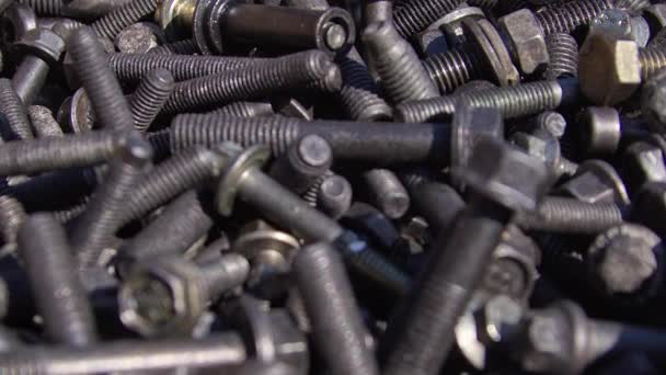 关闭许多使用过的生锈和油性老旧汽车工业螺栓螺丝螺钉的图像 — 图库视频影像