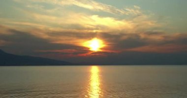 Okyanusta uçan kuşların siluetleri Tense Orange Twilight Sunset 'te