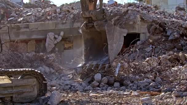 Escavadeira Removendo Colunas Uma Filmagem Casa Colapso — Vídeo de Stock