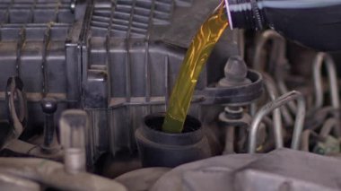 Tamir atölyesindeki plastik şişeden motor yağı..