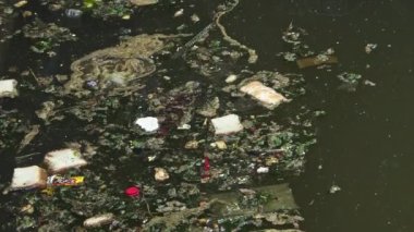 İnsanlar tarafından Deniz suyuna atılan Plastik Çöp Çevre Görüntülerini Kirletiyor.