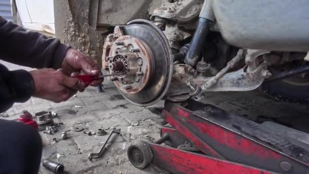 Car Mechanic Replaces Car Wheel Ball Torx Screwdriver Repair Shop — ストック動画
