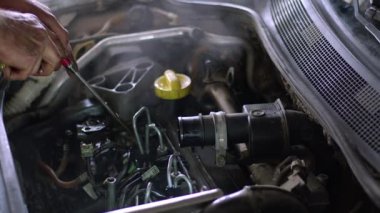 Otomatik Mekanik, Tamir atölyesindeki Hava Silahıyla Arızalı Araç Yakıt Sistemini Onardı.