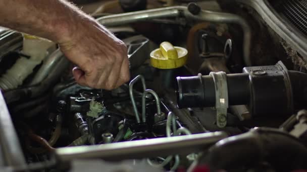 Arızalı Araç Motor Yakıt Sistemi Nin Tamirhanedeki Borularını Çift Düğmeli — Stok video