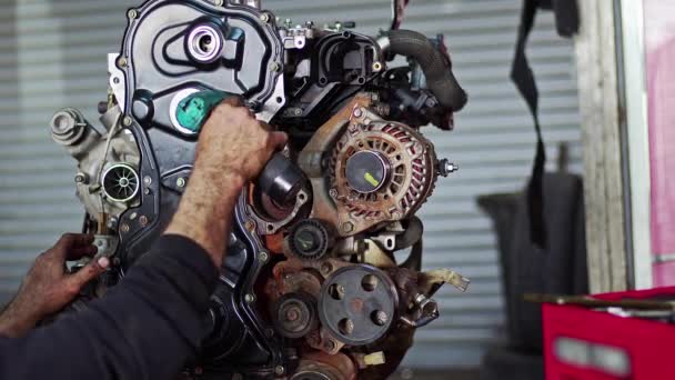 Car Mechanic Assembles Parts Car Engine Cordless Screwdriver Repair Shop — Vídeo de stock