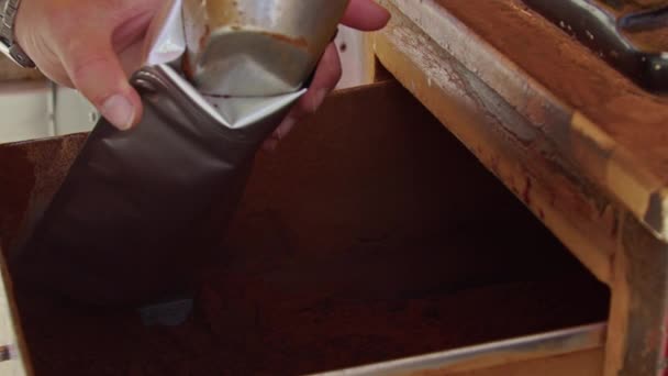 Close Van Koffie Verkoper Verpakking Gebrande Gemalen Koffiepoeder Met Metalen — Stockvideo