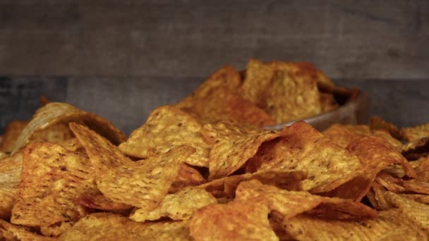 Läckra Stekt Majs Chips Faller Ner — Stockvideo