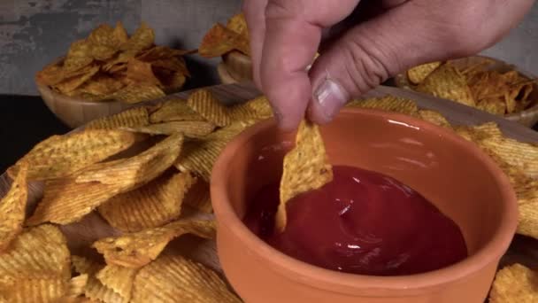 Chips Pommes Terre Délicieux Tournant Sur Table — Video
