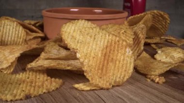 Lezzetli Patates cipsleri Masa Görüntüsünde Dönüyor.