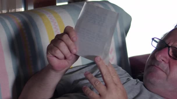 Son Sınıf Öğrencisi Yatak Görüntülerinde Mektup Okuduktan Sonra Sinirlendi — Stok video